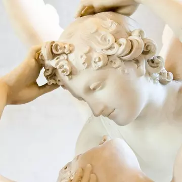 Povestea lui Cupidon. Cine a fost Zeul iubirii și cum s-a îndrăgostit, lovit fiind de propria săgeată