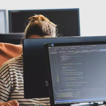 IT-ul continuă să fie unul dintre cele mai dorite domenii pentru reconversie profesională – peste 650 de români au urmat, în ultimii doi ani, cursurile CodersLab