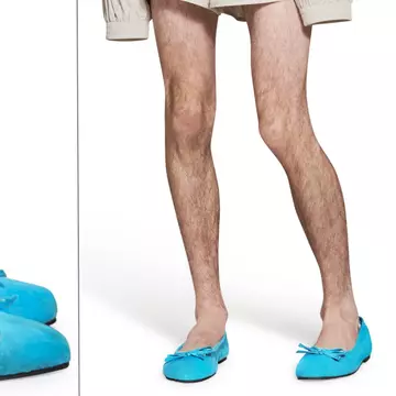 Balenciaga a lansat o pereche de balerini pentru bărbați. Se găsesc în trei culori și au un preț uriaș