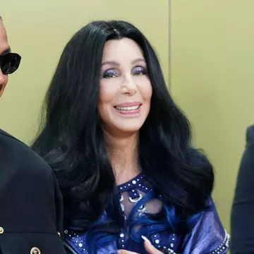 El are anii, ea - banii! Cher și iubitul tinerel, săruturi fierbinți la o prezentare de modă