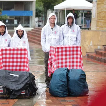 Concurenții America Express, nevoiți să mănânce viermi și porcușori de Guinea. O echipă a refuzat să facă proba / VIDEO