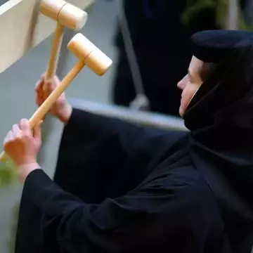 De ce se bate toaca și ce semnificație are cântecul ei
