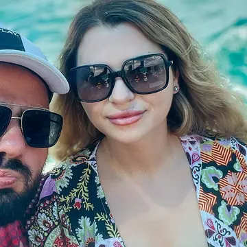 Emi de la Noaptea Târziu și logodnica au făcut accident rutier. Șoferul mașinii de care s-au lovit își ducea soția bolnavă de cancer la spital
