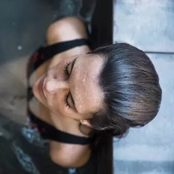 Dușurile reci au grijă atât de pielea ta, cât și de sănătatea mintală!