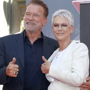 Jamie Lee Curtis calcă pe urmele mamei sale, actrița din "Psycho". E nominalizată la aceeași categorie la Premiile Oscar, 60 de ani mai târziu