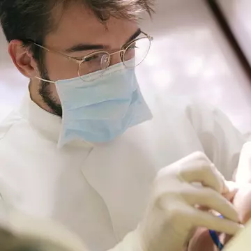 Te gândești să apelezi la un implant dentar? Află ACUM câteva lucruri pe care este important să le cunoști despre această procedură