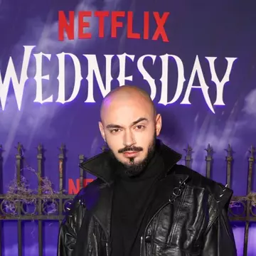 Cum arăta Victor Dorobanțu înainte de serialul-fenomen „Wednesday”, realizat de Netflix. A încercat să devină celebru la Antena 1