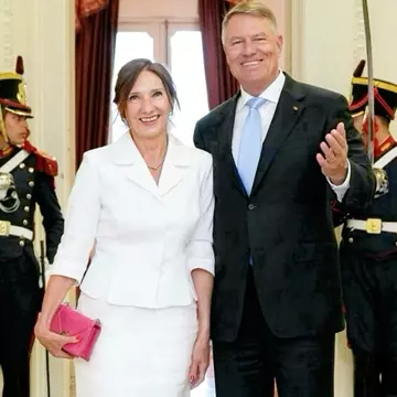 Carmen Iohannis s-a îmbrăcat în alb în Argentina și nu a dat greș. Ce detalii au atras atenția