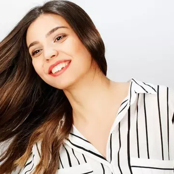 Cum dăm volum și strălucire părului care se subțiază odată cu înaintarea în vârstă. Recomandările specialistului