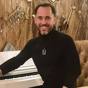 Dinu Maxer a trecut din nou pragul medicului estetician, după divorțul de Deea Maxer. La ce intervenții a apelat artistul