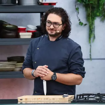 Florin Dumitrescu, în genunchi la Chefi la Cuțite: „A dat cu pumnii în mese, a spart pahare” / Video
