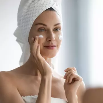 De ce apar petele pigmentare și cum le poți estompa? Medicul dermatolog îți spune cum scapi de problemă