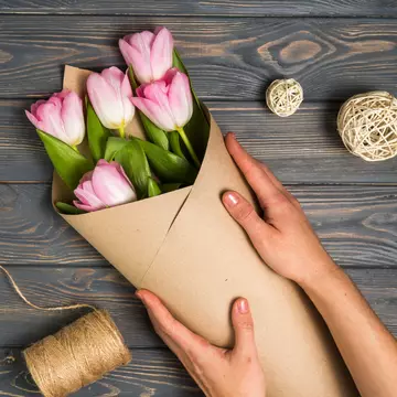 Vrei să îți deschizi o florărie? Iată de ce ambalaje pentru flori vei avea nevoie și de unde le poți achiziționa