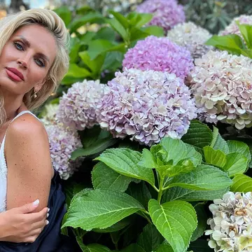 Andreea Bănică, apariție de senzație într-un costum de baie minuscul. "Corp neatins de bisturiu, cu două sarcini!"