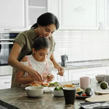 Copilul tău refuză să mănânce sănătos și vrea doar mâncare de la fast-food? Iată metode prin care poți să îl încurajezi să mănânce sănătos
