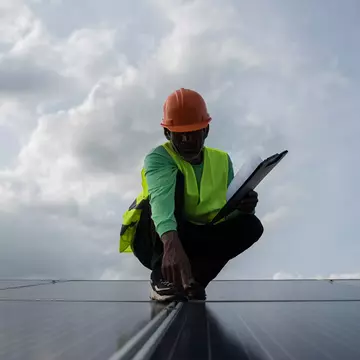 Ghid complet despre invertorul fotovoltaic și beneficiile acestuia pentru sistemul tău solar