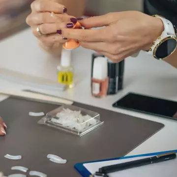 Perfecționează-ți abilitățile de manichiurist cu un curs online specializat în unghii cu gel