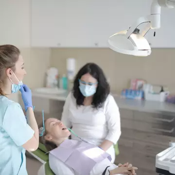 Zâmbet complet cu ajutorul implanturilor dentare - soluție durabilă și estetică pentru înlocuirea dinților lipsă