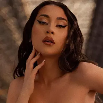 Nicole Cherry, ținute sexy și decolteu amețitor în noul videoclip: "Ea simte că relația lor e de domeniul trecutului"