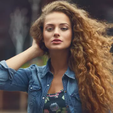 Cât timp nu te speli pe cap după ce ți-ai făcut părul permanent și ce ritual de îngrijire adopți