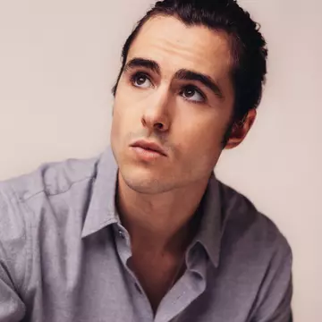 Ben Schnetzer a semnat pentru rolul celebrului dirijor român Sergiu Celibidache în filmul „Cravata galbenă”, în locul lui Rupert Friend