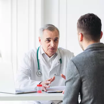 Top 7 cele mai frecvente simptome care îi trimit pe români la medic