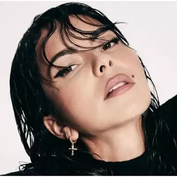 Bretonul Medusa e din nou în tendințe și face senzație. Cum poți să-l porți ca o vedetă!