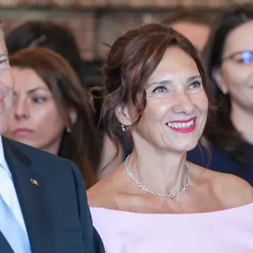 Cât costă bijuteriile cu care s-a afișat Carmen Iohannis în Germania. Ce ținută a ales Prima Doamnă