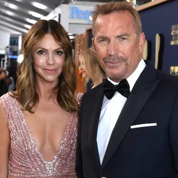 Kevin Costner, în război cu fosta soție. Christine Baumgartner, acuzată că i-a furat bani și că refuză să părăsească locuința
