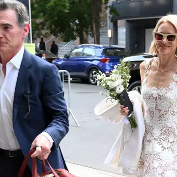 Naomi Watts s-a măritat cu Billy Crudup  într-o rochie creată de Oscar de la Renta. Cu cât poate fi achiziționată