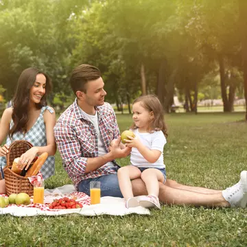 Ghid pentru organizarea unui picnic în parc. Ce nu trebuie să-ți lipsească din geanta de picnic