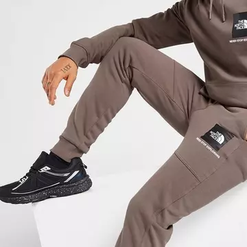 Pantaloni la modă de la The North Face pentru el și pentru ea