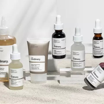 Cum oferi tenului protecția necesară și un efect de lifting cu produse cosmetice de pe Notino.ro?