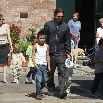 Ce mari s-au făcut gemenii fostului cuplu Angelina Jolie – Brad Pitt! Knox Leon, de nerecunoscut pe străzile din Los Angeles