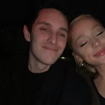 Ariana Grande formează un cuplu cu un bărbat căsătorit, la scurt timp de la separarea de Dalton Gomez