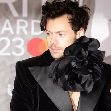 Harry Styles, lovit cu un obiect în ochi în timpul unui concert în Austria. „A devenit un trend și este înfricoșător”/ Video