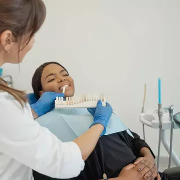 Implanturi dentare cu înveliș ceramic și metalic: Compararea esteticii și durabilității