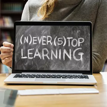 Iată de ce merită să investești în tine și în accesul la cunoaștere prin educația online