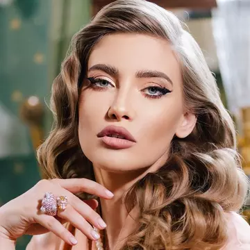 Cinci lucruri pe care nu le știai despre Iulia Albu. Criticul de modă a împlinit 42 de ani