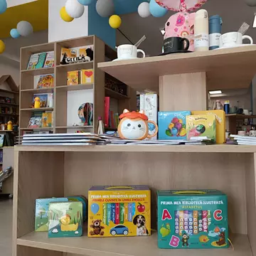 Cum vă puteți ajuta copilul să scrie și să citească? 3 exemple de activități simple