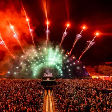 PESTE 70.000 DE FANI S-AU DISTRAT ÎN CEA DE-A TREIA ZI A NEVERSEA, LA CELE ȘASE SCENE ALE FESTIVALULUI