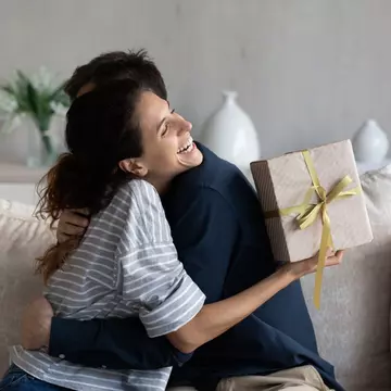 Cum să alegi cadoul potrivit pentru sora ta în funcție de pasiunile ei?