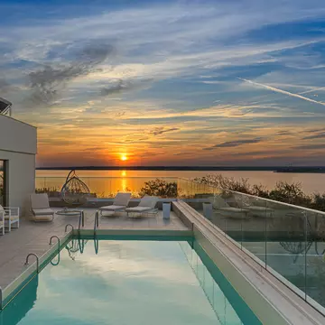 Seascape Villa - Culorile apusului reflectate într-o piscină pe acoperiș