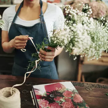 Vrei să creezi aranjamente florale? Iată elementele de care ai neapărată nevoie