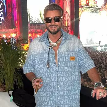 Cătălin Botezatu, în ținută Versace la Untold. Și-a pus cercel în nas și poartă accesorii de 100.000 de euro / Exclusiv