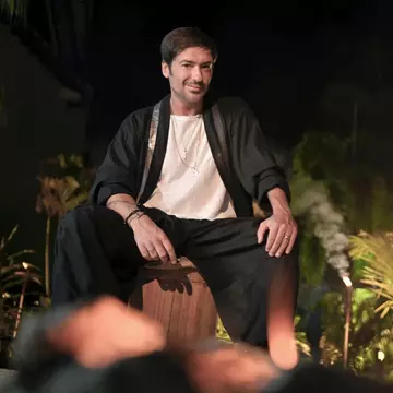 Concurenţii Insula Iubirii părăsesc resorturile în compania ispitelor. Trei ispite, dorite de un singur bărbat