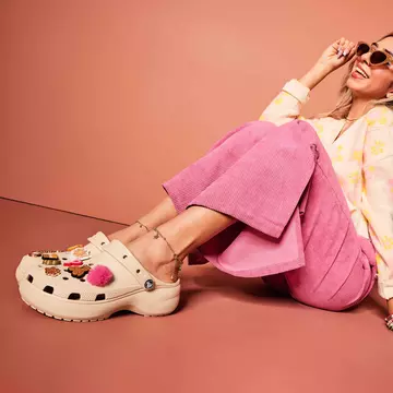 Creează un look care e doar al tău alături de Crocs