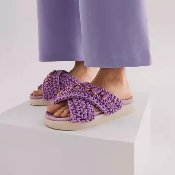 Trend report: sandale și flats pe care să le iei în vacanță.