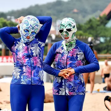 Ce sunt "facekini", accesoriile la mare modă care protejează împotriva efectelor nocive ale soarelui