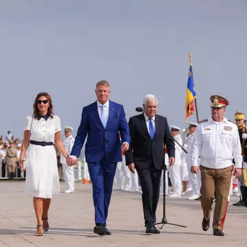 Carmen Iohannis, lăudată pentru ținuta clasică aleasă de Ziua Marinei: "Se vede o evoluţie". Cum s-a îmbrăcat